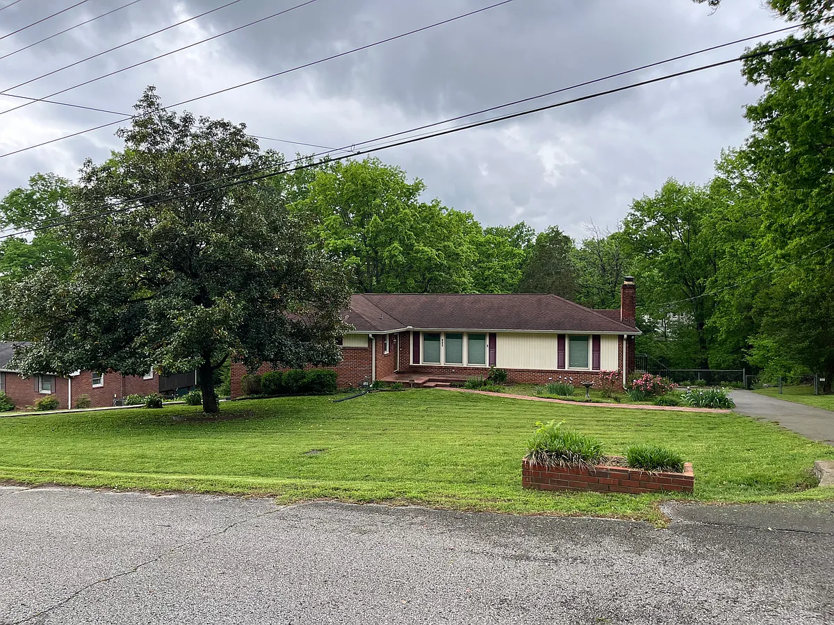 Building Photo - 921 Deervale Dr