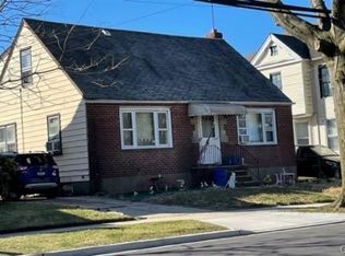 92 Floral Blvd, Floral Park, NY 11001
