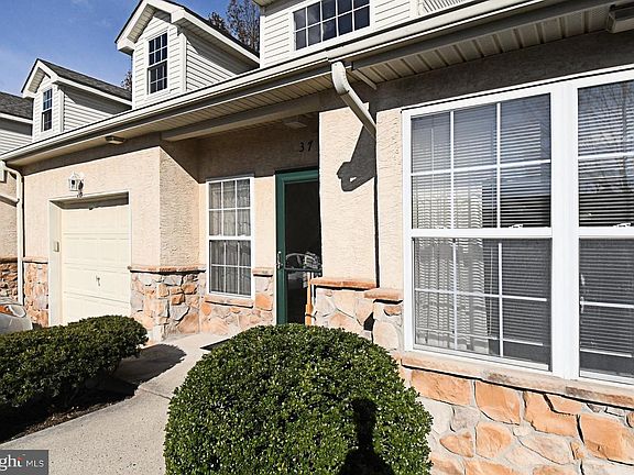 3rd image of 37 Stuart Dr