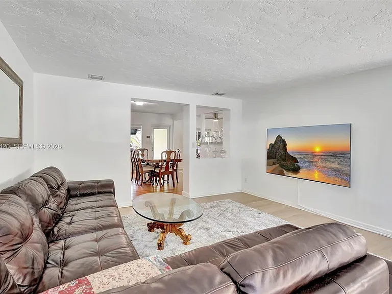 1523 Dewey St — Photo 16