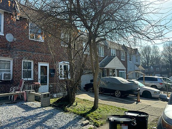 3rd image of 213 Glen Cove Rd