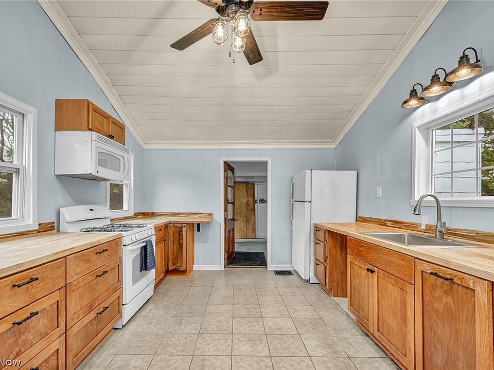 13th image of 262 E Walnut St