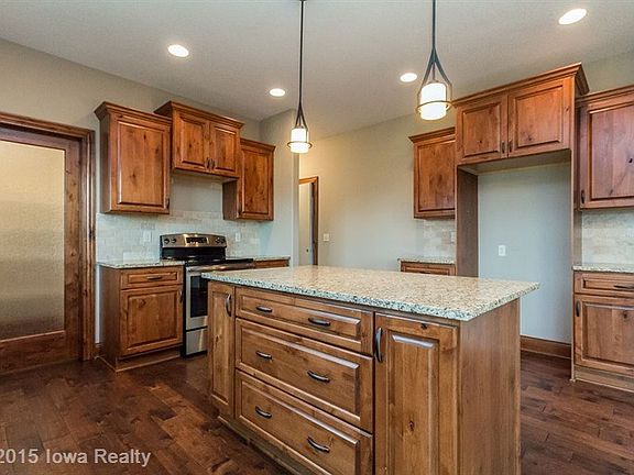 3rd image of 600 NE Bowman Dr