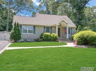 411 Sunset Ln, Smithtown, NY 11787