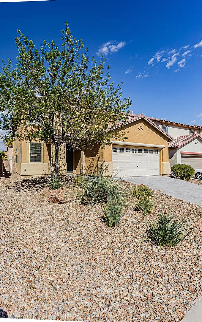 4 Bedroom with 3 Bathrooms — Photo 2
