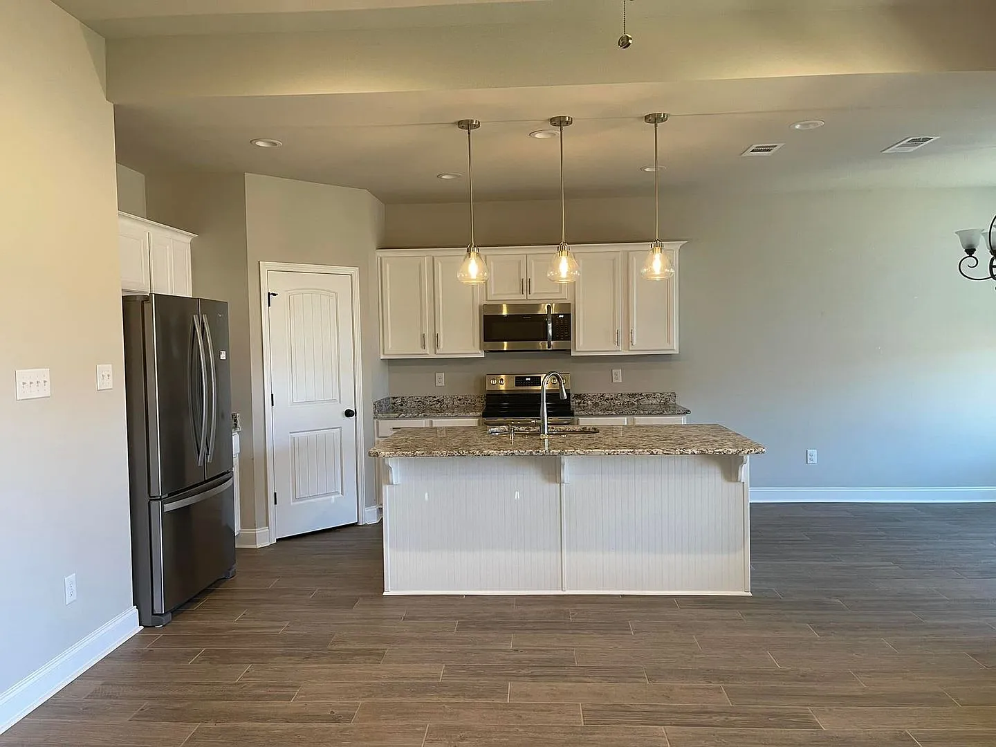 Coming Soon! 3/2 Home Available In Old Field — Photo 2