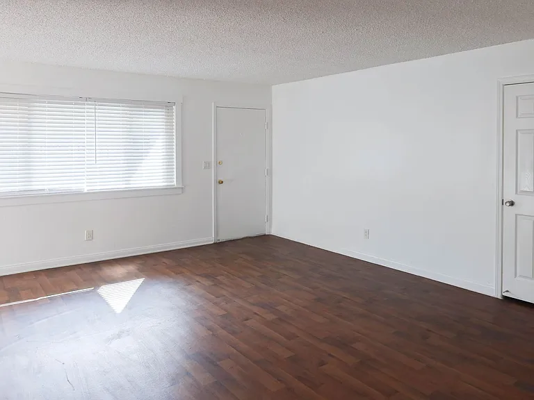 Parkway Plaza Apartments — Photo 18