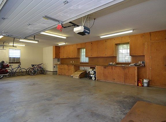 932 SF of garage or hobby space & air