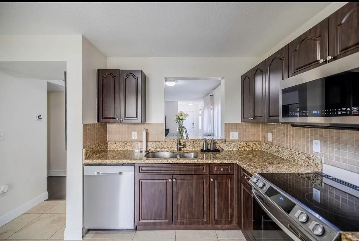 3 bed, 1100 sqft, $2,950 — Photo 4
