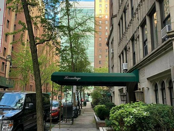 3rd image of 330 E 43rd St APT 101