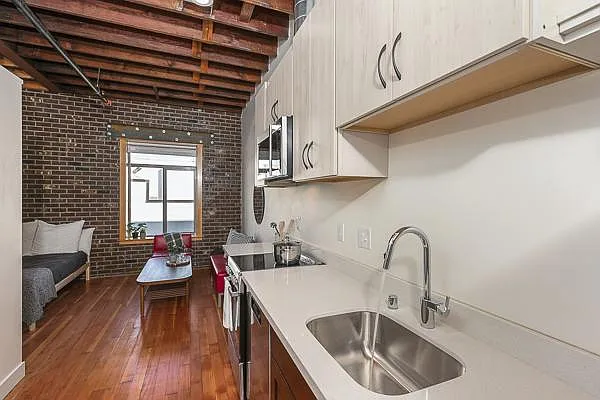 290 Burnett Ave S — Photo 4