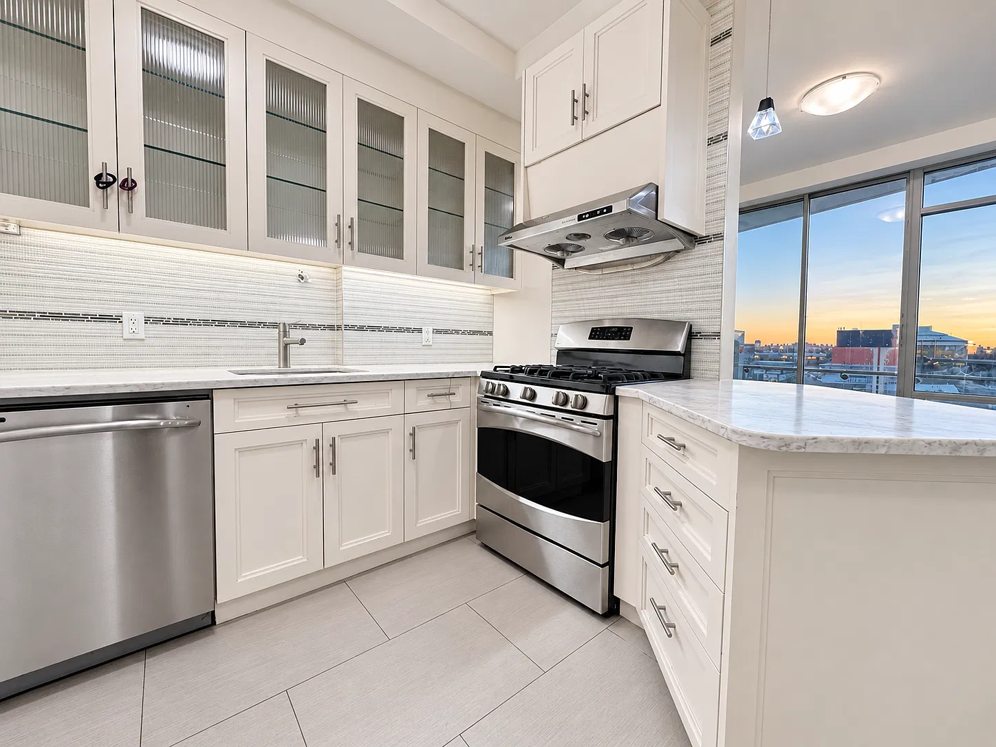 2 bed, 976 sqft, $3,300 — Photo 2