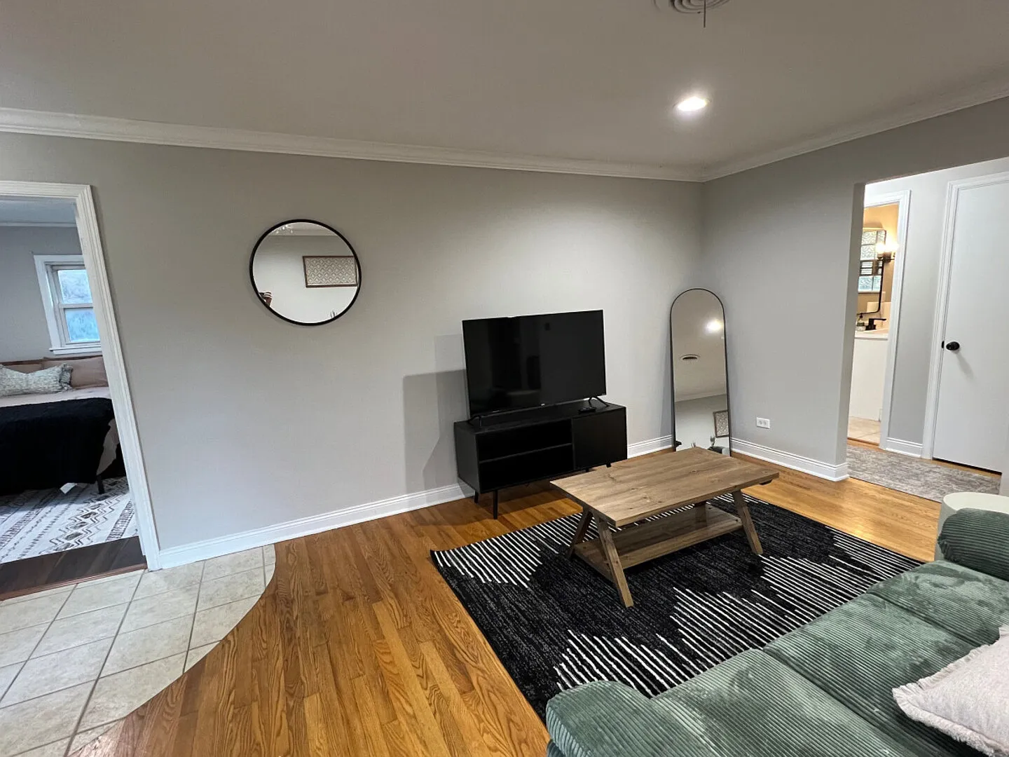 3BR Tranquil Home in Tinley Park — Photo 1