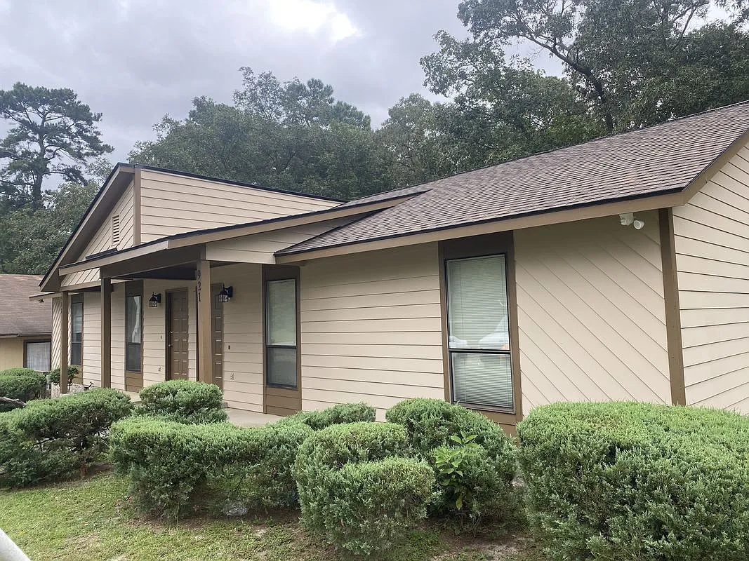 2 bed, 1.5 bath, 900 sqft, $1,142 — Photo 2