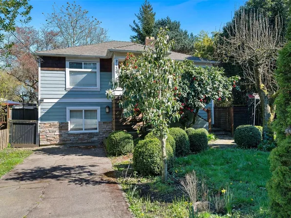 2139 Foul Bay Rd, Oak Bay, BC V8R 5B1