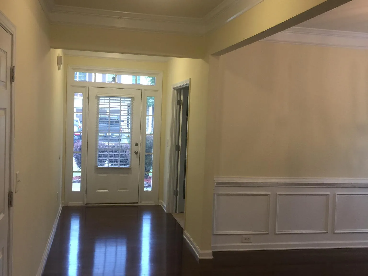 5 bed, 2.5 bath, 2700 sqft, $2,500 — Photo 3