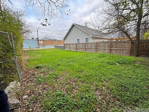 4th image of 423 N Hackberry St LOT N