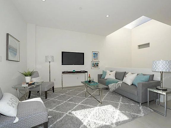 Large skylights and floor to ceiling, wall to wall glasses fill the open living space with plenty of lights.