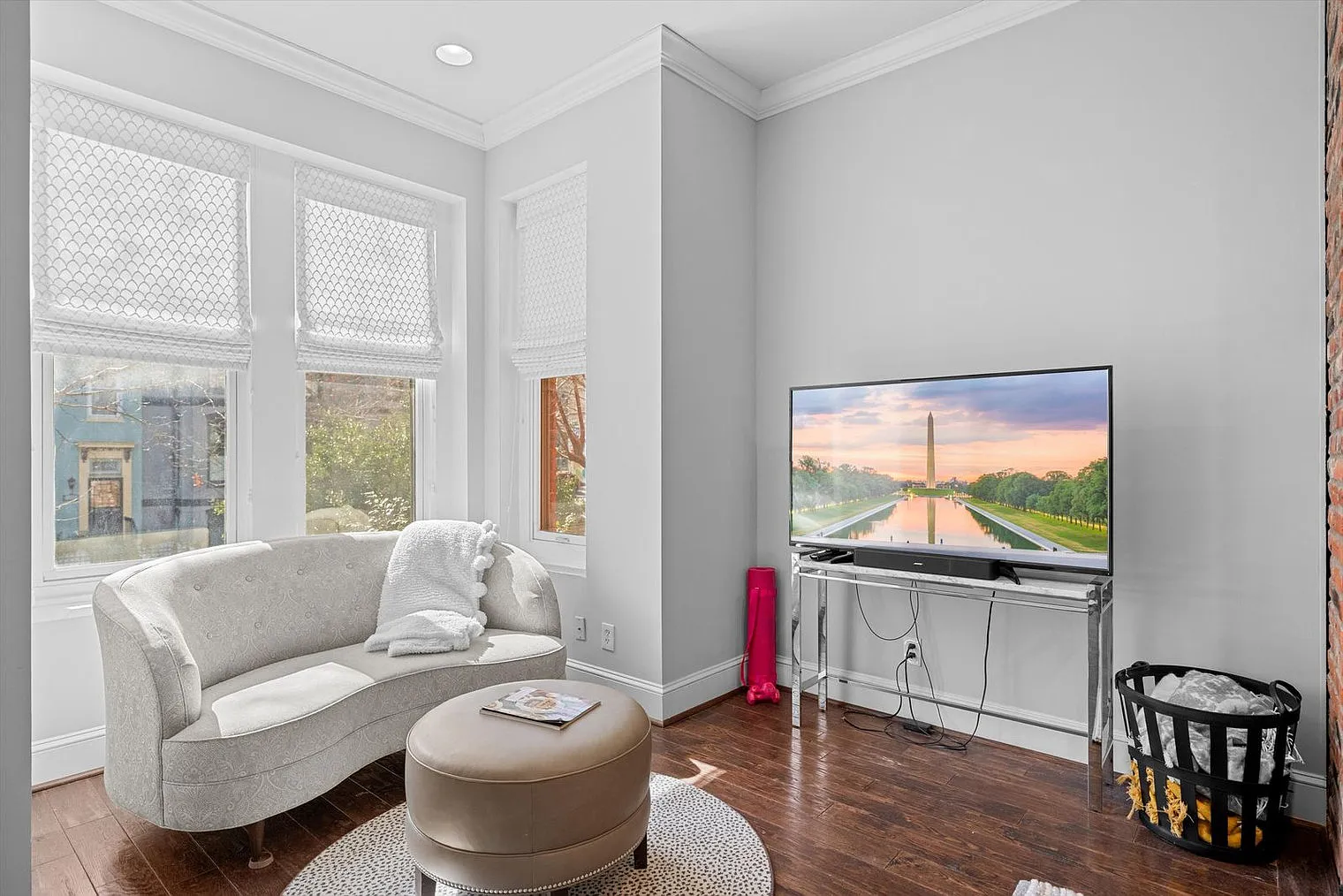 2 bed, 2.5 bath, 23680 sqft, $6,678 — Photo 2