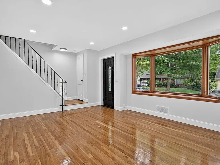 670 John St — Photo 30