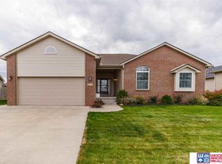 6714 Glass Ridge Dr, Lincoln, NE 68526
