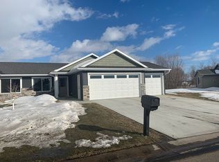 152 Highlands Cir, Zumbrota, MN 55992