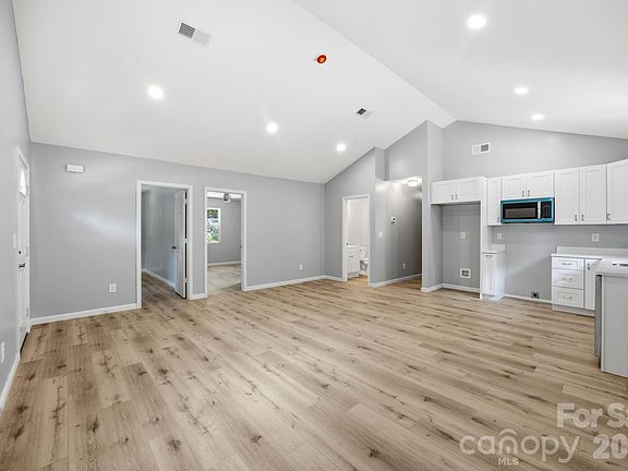 3rd image of 934 Brandon St