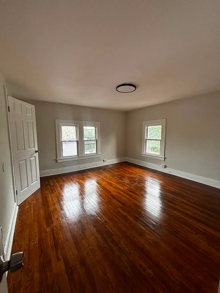 3 bed, 1000 sqft, $2,350 — Photo 2