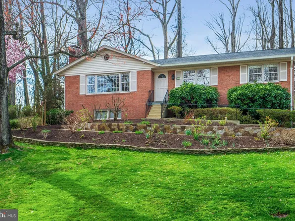 6431 Walters Woods Dr, Falls Church, VA 22044