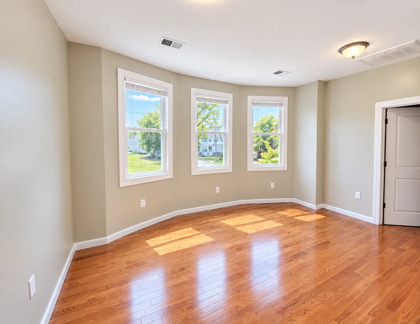 3 bed, 1.0 bath, 700 sqft, $2,150 — Photo 4