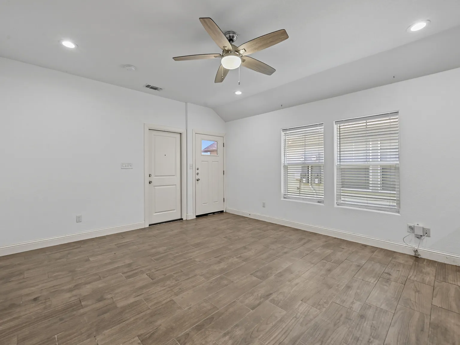 607 & 609 East Carter St; Sherman 75090 — Photo 1