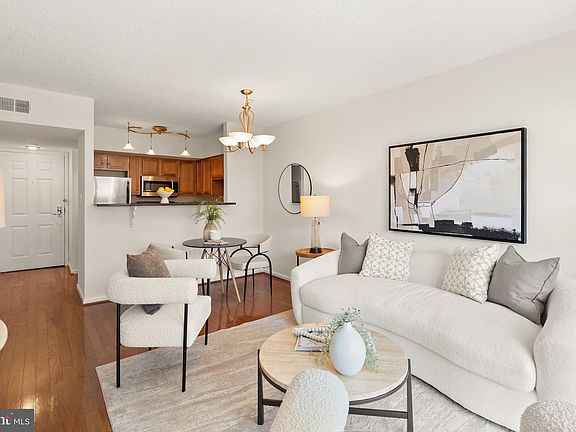 2nd image of 1001 N Randolph St APT 820