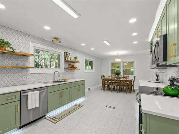 3245 Springside Dr, Clemmons, NC 27012