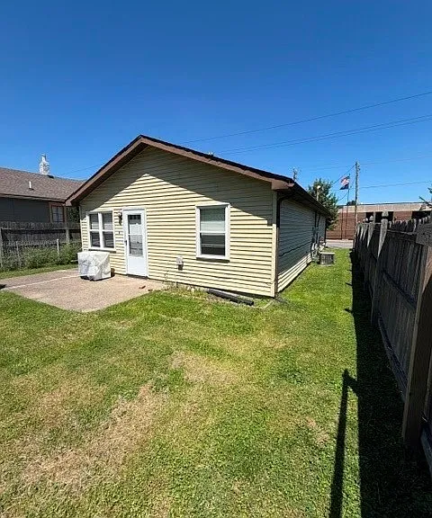 220 E Market St — Photo 28