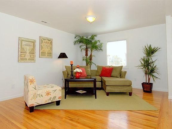 4th image of 2362 Cherry Ave