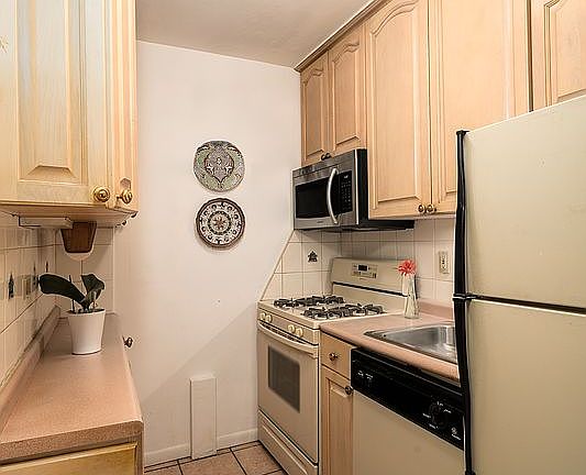 5th image of 357 E 57th St APT 5C