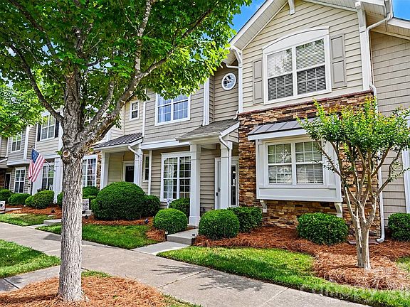 2nd image of 1033 Woodglen Ln