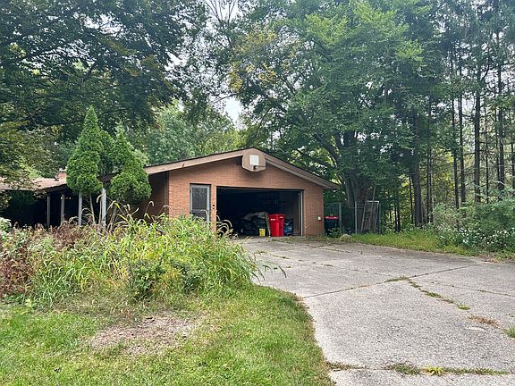 3rd image of 22900 Thorncliffe St