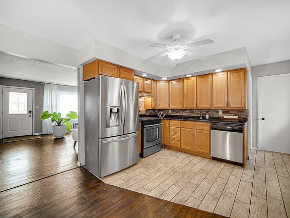 3rd image of 17509 Maple Ave