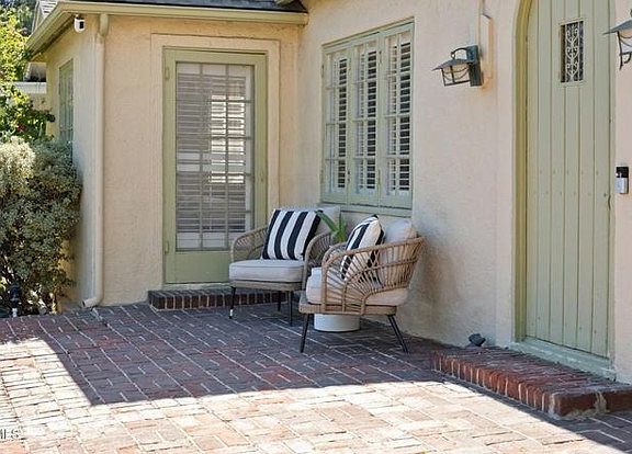 5th image of 15 Oak Knoll Gardens Dr