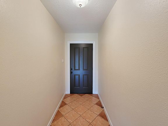 4th image of 402 N Crockett St