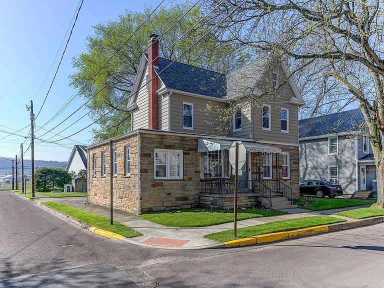 604 W 3rd St — Photo 35