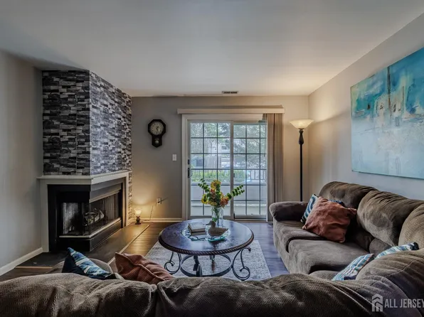 2101 Candlelight Ct, Helmetta, NJ 08828