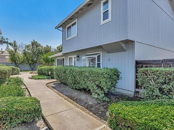 2nd image of 5718 Saxony Ct