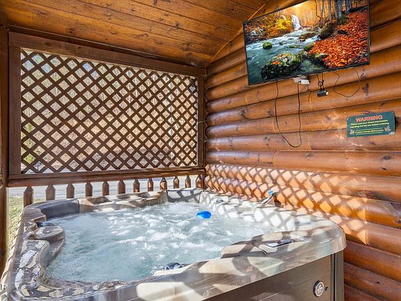 3rd image of 625 Gatlinburg Falls Way