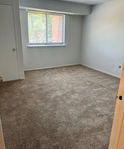 200 Riverside Dr — Photo 4