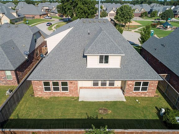 2nd image of 1218 S Magnolia Pl