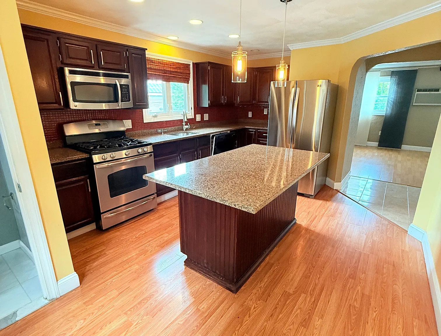 3 bed, 9999 sqft, $2,850 — Photo 1
