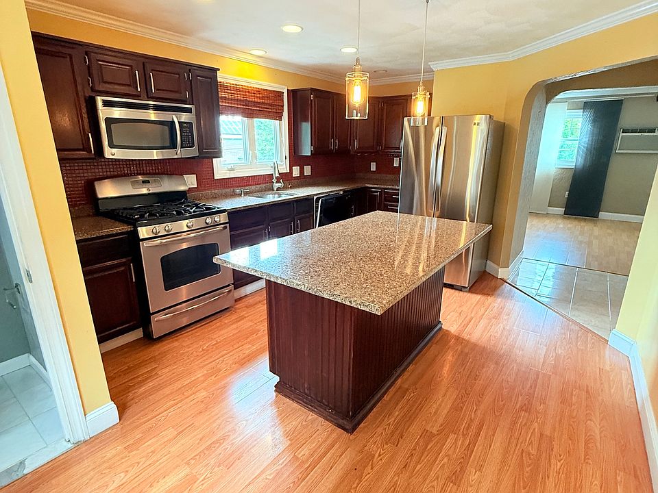 1st image of 4 Six West St #2
