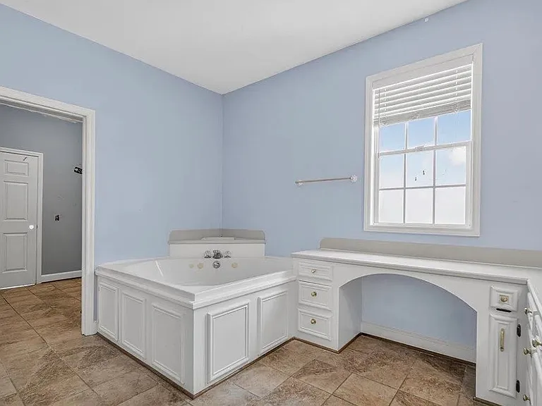 1032 Lynch Rd — Photo 2